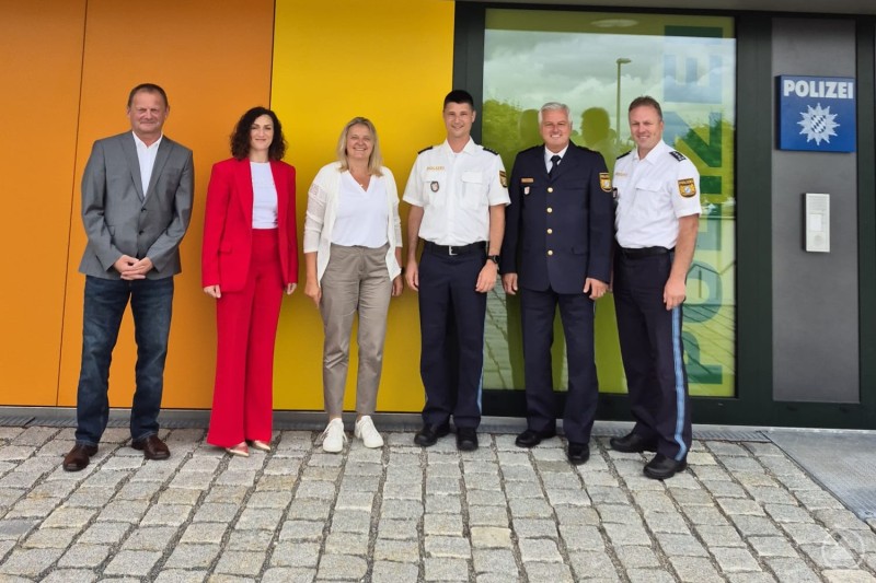 Der neue stellvertretende Inspektionsleiter Franz Weinzierl (4. v. l.) mit Michaela Meisetschläger (3. v. l.), Polizeivizepräsident Werner Sika (5. v. l.), Inspektionsleiter Thomas Kern (6. v. l.), Personalratsvorsitzendem Martin Lehner (1. v. l.) und Ellen Wagner (2. v. l.) vor der PI Grafenau. Amtseinführung Weinzierl 1.jpg