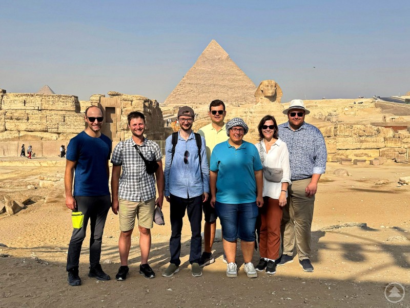 Die Delegation der Jungen Union Freyung-Grafenau steht vor der Großen Sphinx und den Pyramiden von Gizeh in der ägyptischen Wüste und blickt in die Kamera.