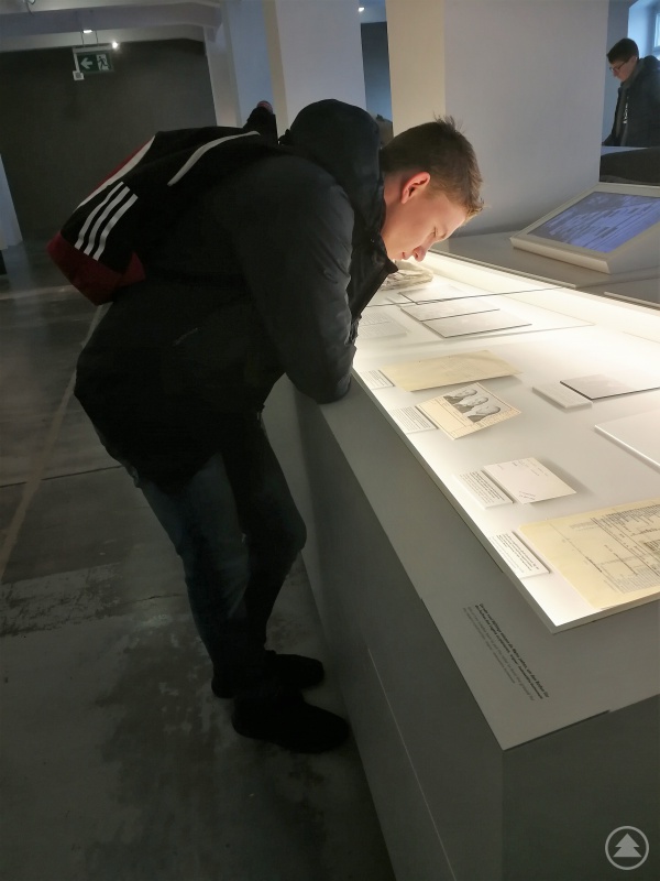 Ein Freyunger Schüler studiert interessiert die im Museum in Buchenwald ausgestellten Quellen.