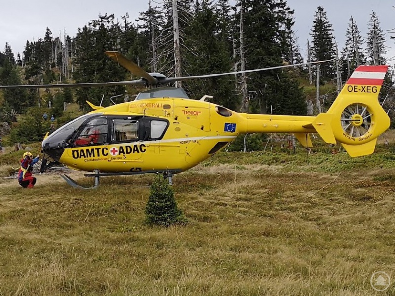 Der Heli landet mit Hilfe eines Bergretters als Einweiser.