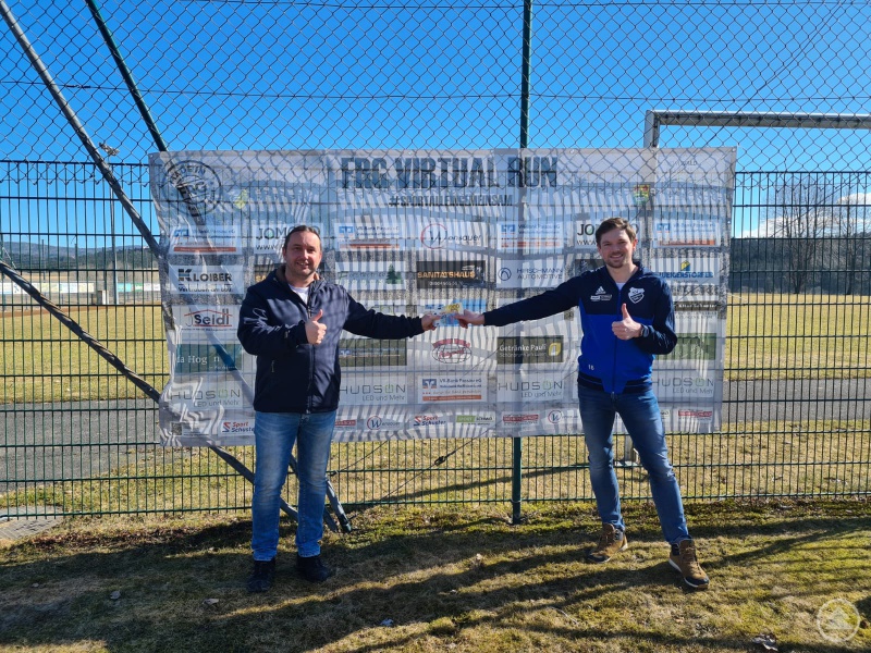 Florian Eiler (rechts, SV Hohenau) übergab die Spende dem 1. Vorsitzenden des Kindergartens Schönbrunn a. Lusen, Marko Zillner (links).