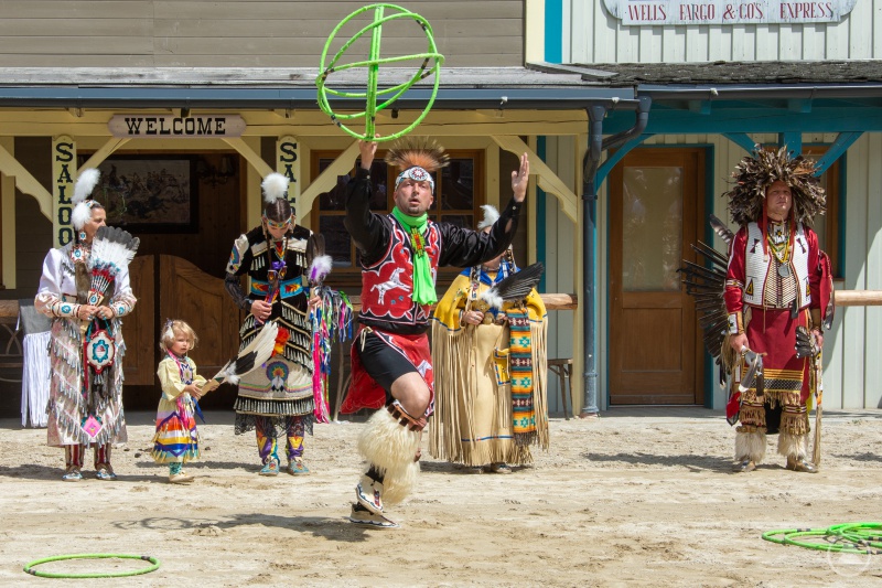 Indianische Tänze zum Frühlingsrendezvous der Trapper und Indianer am Samstag, den 26.03. auf der Main Street der Westernstadt.