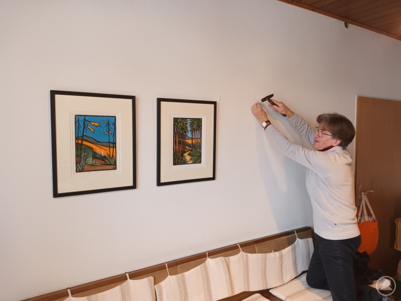 Herr Muckenschnabl hängt seine Bilder bei uns in der Tafel auf