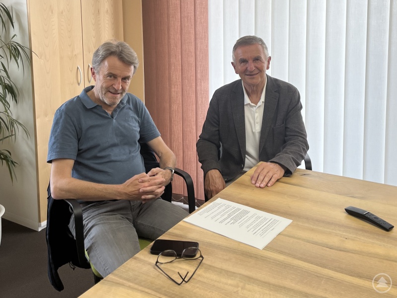 Setzen auf das freiwillige Engagement von Unternehmen und betonen die wirtschaftliche Sinnhaftigkeit: Leo Schwaiberger (links) und MdL Walter Taubeneder (rechts) diskutieren das Für und Wider gesetzlicher Regelungen und Maßnahmen gegen Lebensmittelverschwendung. – Foto: Lea Grepmair