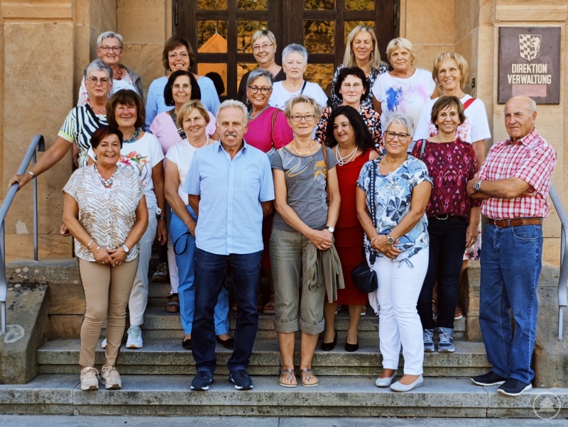 20 ehemalige Schüler treffen sich um 50 Jahre gemeinsame Geschichte zu feiern.