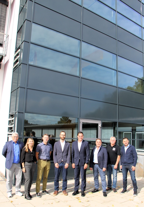 Die grundsätzliche Sanierung der Ostfassade am Gymnasium Grafenau ist abgeschlossen. Landrat Sebastian Gruber (5. v. l.) und Schulleiter Christian Schadenfroh (3. v. l.) freuen sich gemeinsam mit den zuständigen Mitarbeitern am Landratsamt sowie den beteiligten Firmen.