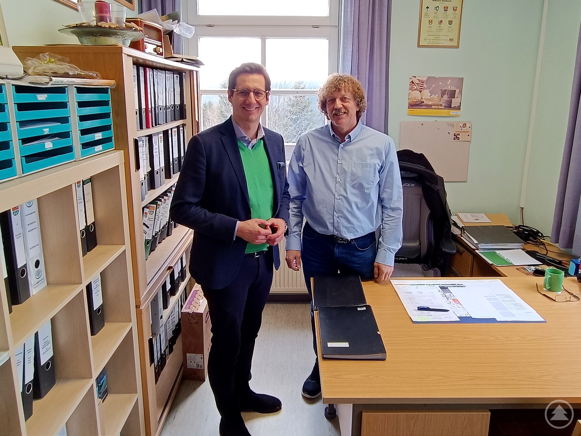 Die Gemeinde Philippsreut kann sich über eine kräftige Zuwendung im Rahmen der Bayer. Gigabitrichtlinie freuen: MdL Dr. Stefan Ebner (links) mit Philippsreuts Bürgermeister Helmut Knaus (rechts).