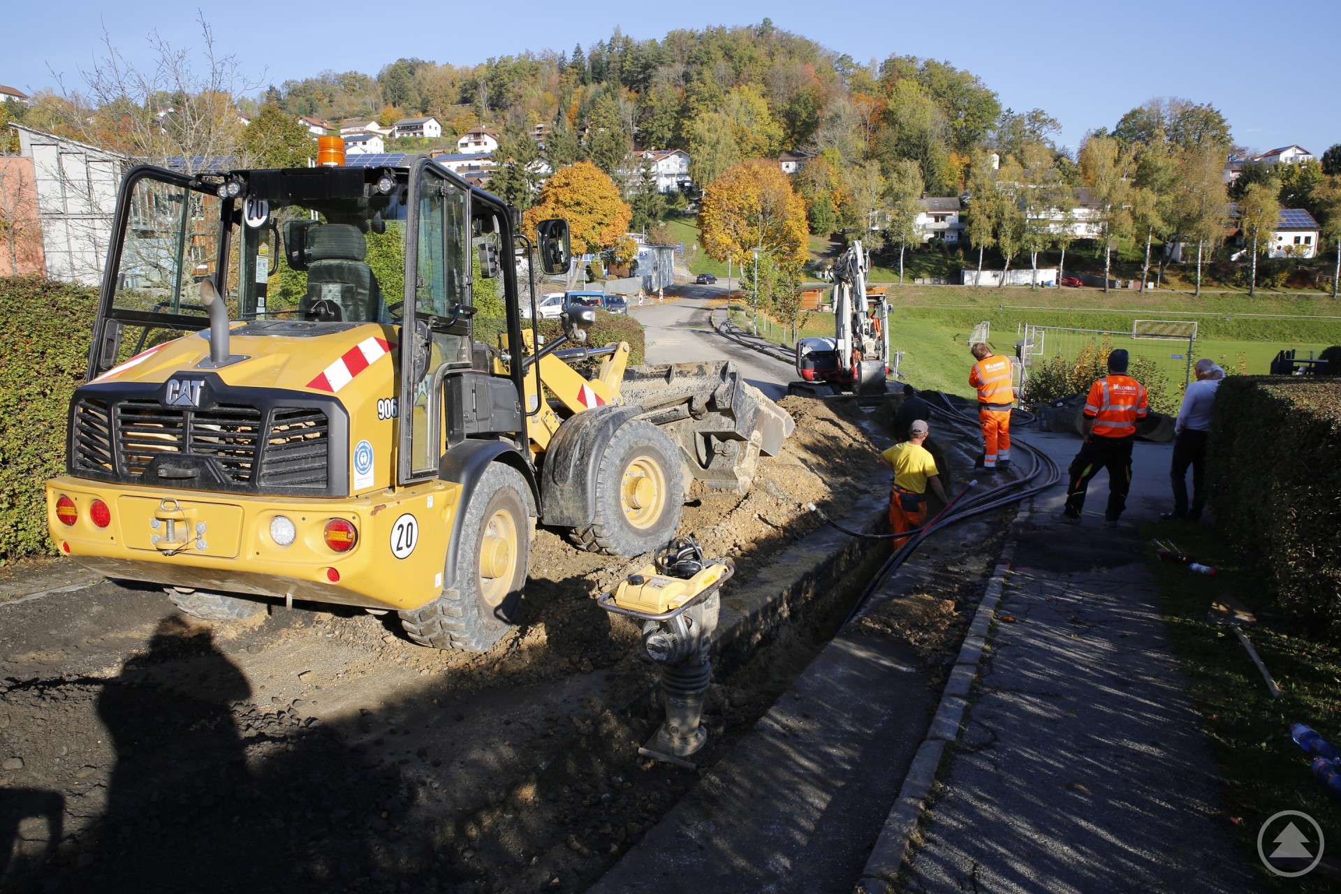 In Richtung KUK laufen gerade die Kabelverlegarbeiten. Bis zum Frühjahr werden immer wieder andere Abschnitte etwas Verständnis erfordern, damit nicht wieder, wie zum Beispiel am 6. Oktober, die Kirchenuhr stehen oder die Küche kalt bleibt.