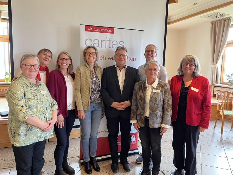 Das Team der Gemeindecaritas: Anna Berlinger (Dekanat Osterhofen, Pfarrkirchen und Simbach), Susanne Stimmer (Dekanat Altötting), Fachbereichsleiterin Agnes Stefenelli (Dekanate Passau und Hauzenberg), Caritasdirektorin Andrea Anderlik, Bischöflich Beauftragter Diakon Konrad Niederländer, Christian Schacherbauer (Dekanate Pocking und Vilshofen) Ingrid Aldozo-Entholzner (Abteilungsleiterin Caritas und Pastoral), Beate Heindl (Fachbereichsleiterin Ehrenamt und Engagement)
