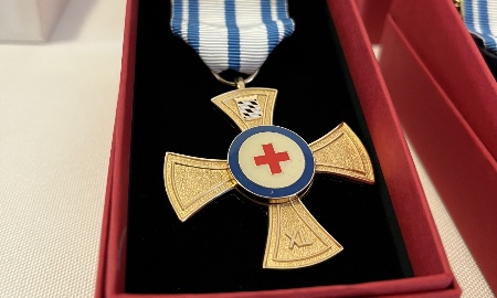 Ehrenzeichen für langjährigen ehrenamtlichen Dienst in den Reihen des Bayerischen Roten Kreuzes verliehen