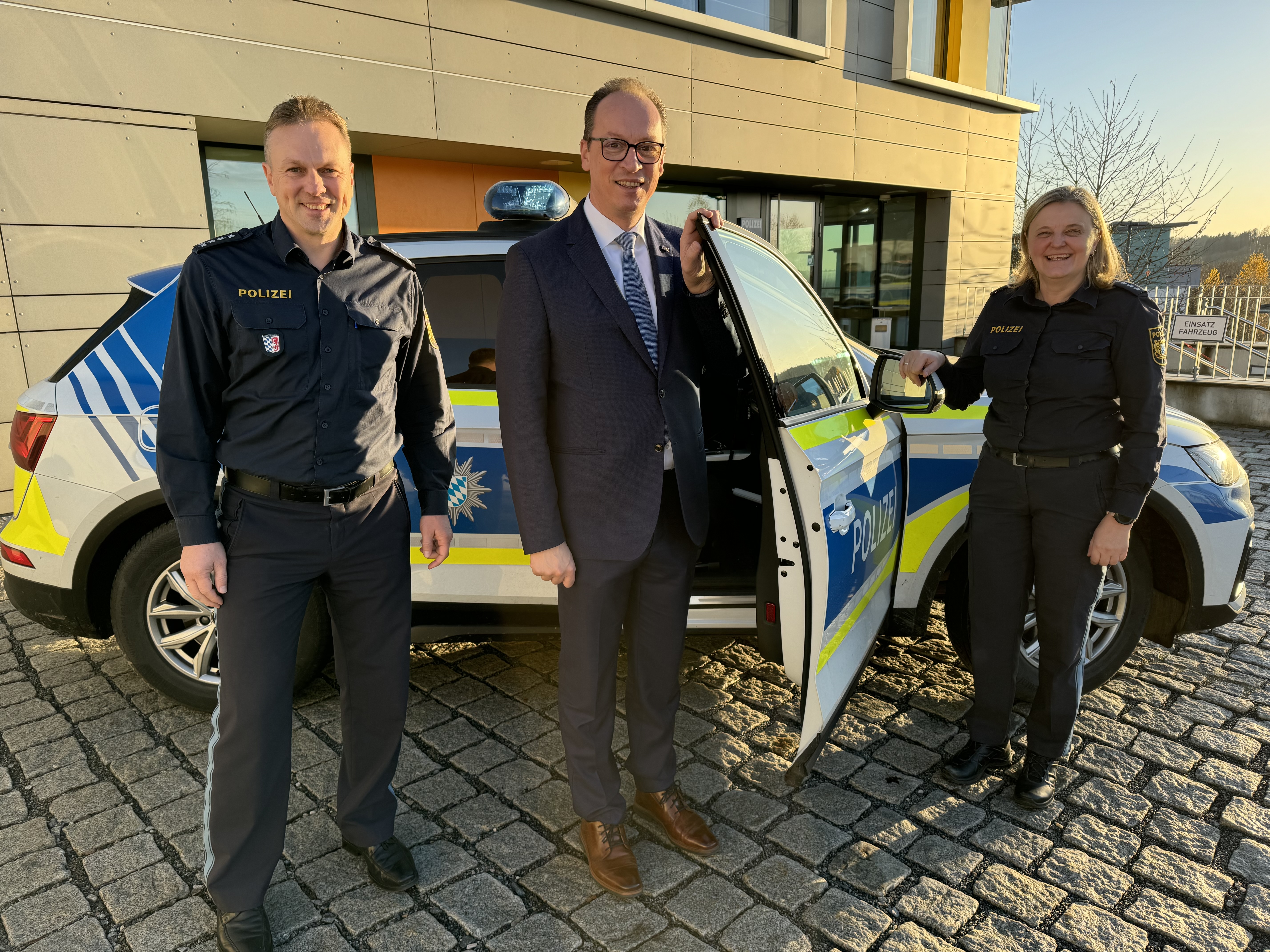 Abgeordneter Martin Behringer besucht die Polizei in Grafenau: Sicherheit und Bürgernähe im Fokus