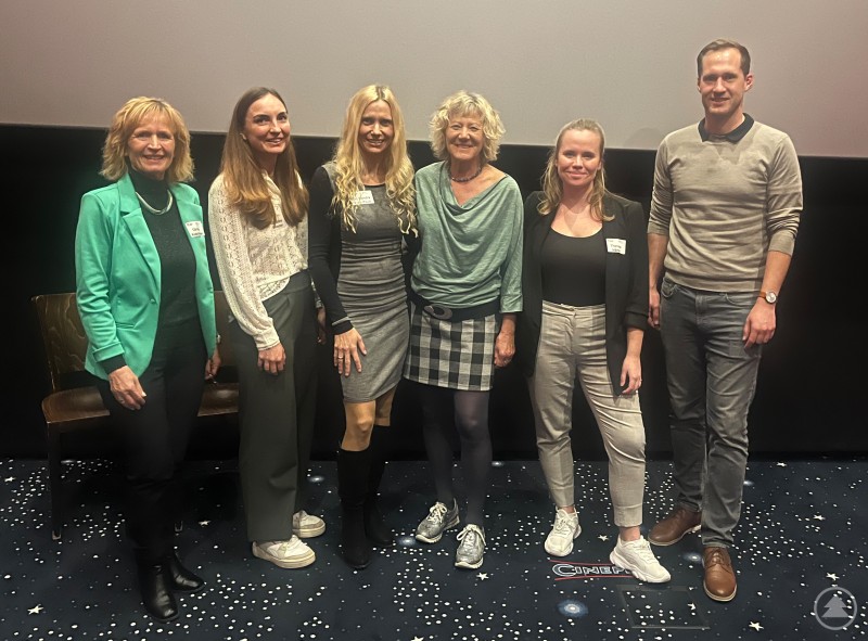 Über die Themen Körperwahrnehmung und Selbstakzeptanz diskutierten (von links) Christa Katzdobler, Christina Wimmer, Dr. Sandra Frey-Pauli, Landratsstellvertreterin Hilde Greiner und Theresa Härter im Rahmen der Vorführung des Films „Embrace – Du bist schön“, rechts Organisator René Kurtz, Geschäftsstellenleiter der Gesundheitsregion Plus Freyung-Grafenau. MM 2024-12-10 Tipps zur mentalen Gesundheit für Pflegeazubis als gelungener Abschluss des Jahresthemas Frauengesund-heit Kino.jpg