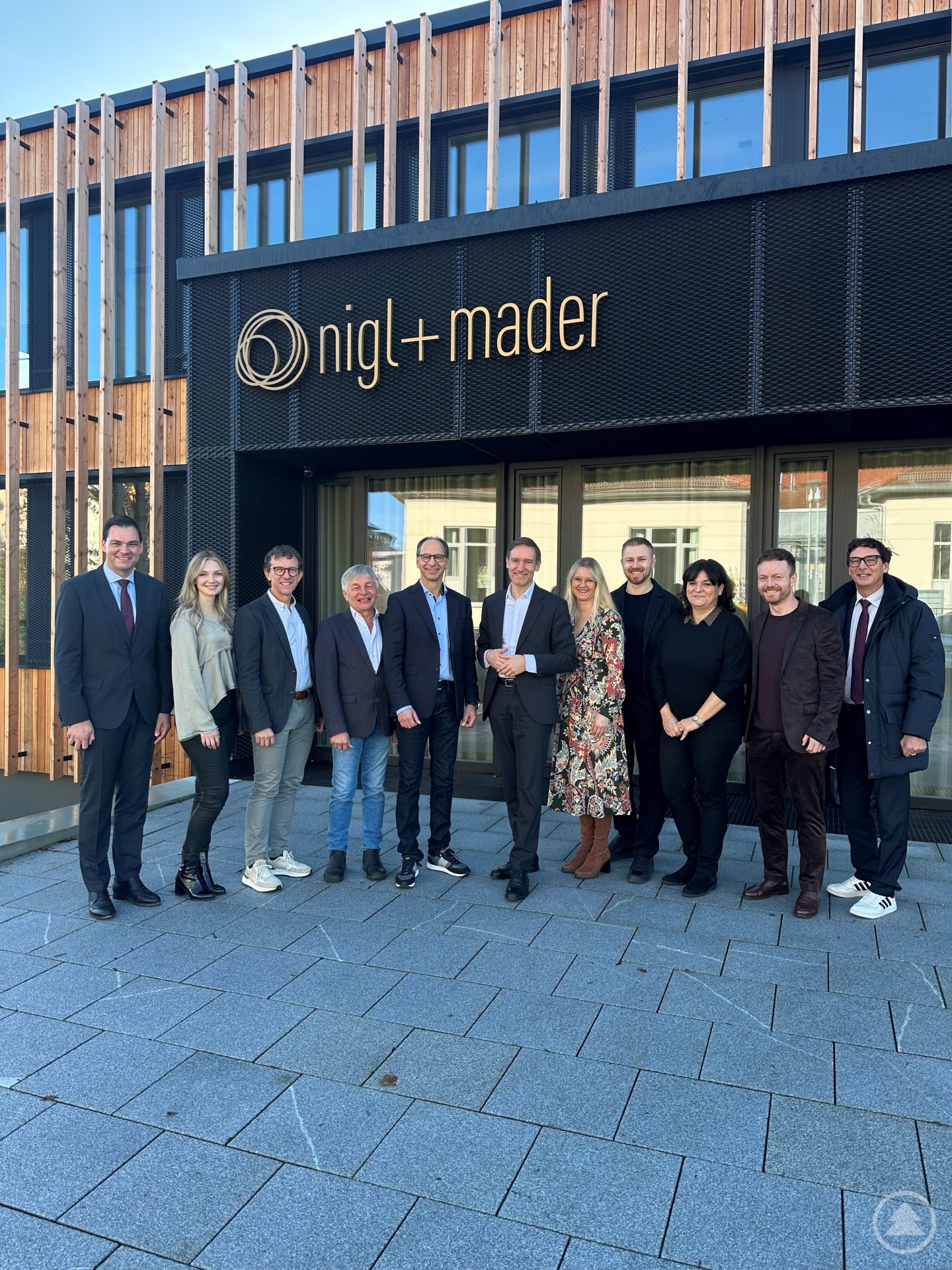 Beim Besuch der Felix Graf GmbH erhielt die Delegation Einblicke in ein Schreinerunternehmen, das die luxuriösesten Hotels weltweit einrichtet. Bild (v. l. n. r.): Dirk Rohowski (Bürgermeister Gemeinde Zenting), Landrat Sebastian Gruber, Lisa Graf mit Nachwuchs Doria, Felix Graf jun., Valentin Graf, Felix Graf sen., Mechtild Graf, Regierungspräsident Rainer Haselbeck, Manuela Königbauer (Regierung von Niederbayern), Wirtschaftsreferent Johannes Gastinger