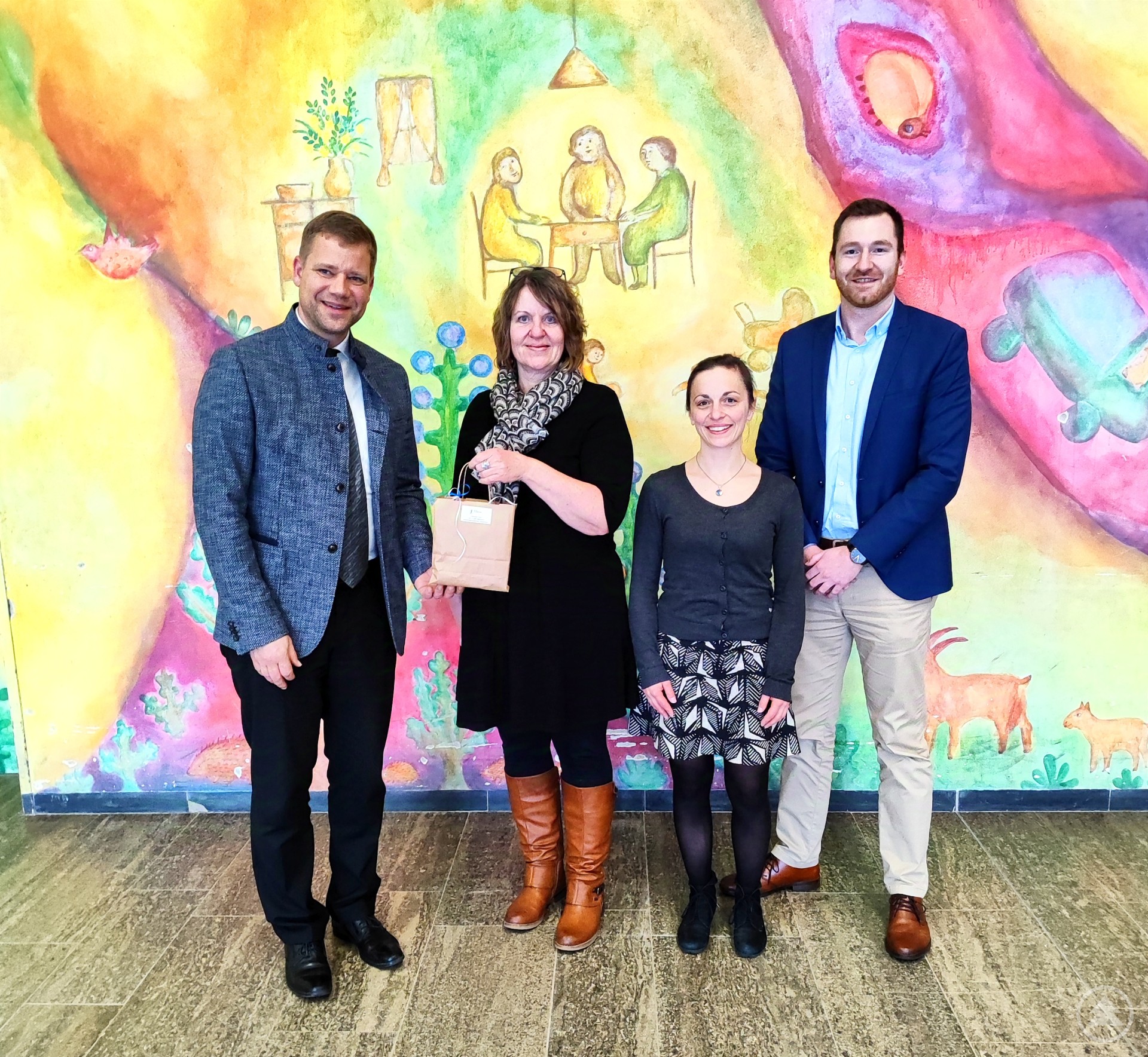 Diskutierten beim Schulbesuch über Reformbedarfe in der Behindertenhilfe: (von links nach rechts) Bezirkstagspräsident Dr. Olaf Heinrich, Schulleiterin Julia Lorenz, stellvertretende Schulleiterin Romana Straub und Trägervertreter Florian Kasparak vom Kreis-Caritasverband Freyung-Grafenau e.V.