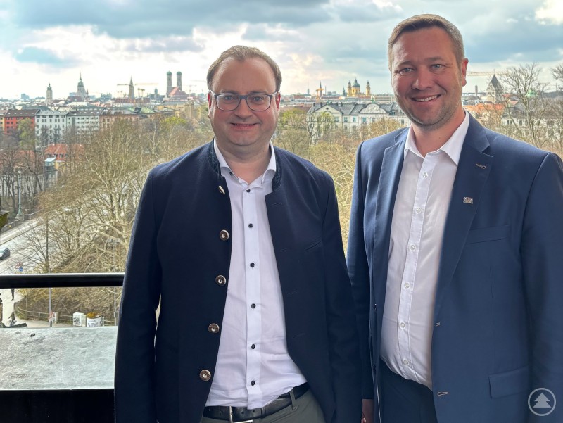 MdL Stefan Meyer (links) und MdL Josef Heisl (rechts) setzen sich für eine gezielte Förderung kommunaler Wasser-Infrastrukturprojekte im Rahmen der neuen RZWas-Richtlinie ein. MdL Stefan Meyer (links) und MdL Josef Heisl (rechts) setzen sich für eine gezielte Förderung kommunaler Wasser-Infrastrukturprojekte im Rahmen der neuen RZWas-Richtlinie ein.