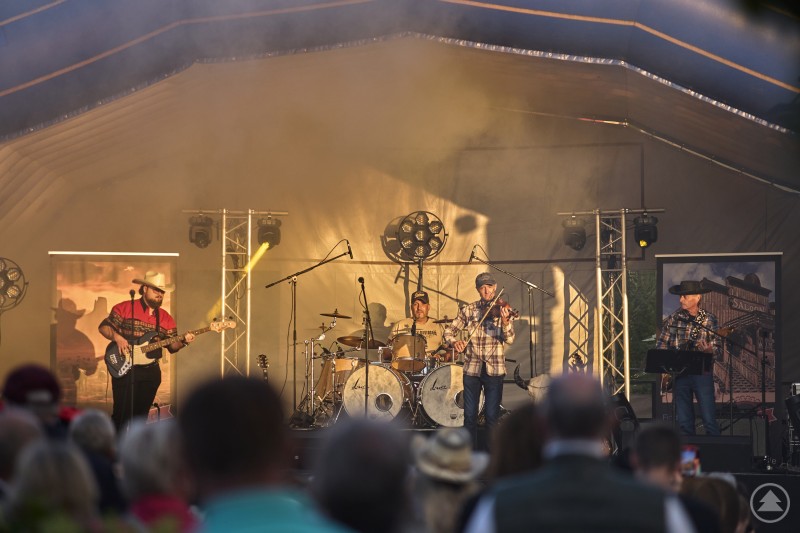 Die Redneck Brothers begeisterten mit ihrer Country-Musik das Publikum. Die „Redneck Brothers“ stehen auf der Bühne und spielen Country-Musik, während die Zuschauer vor der Bühne mitfeiern.