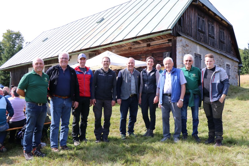 Gruppenfoto von Nationalparkleitung, Vertretern des Wald-Vereins und Unterstützern vor dem Schachtenhaus beim traditionellen Grillfest.