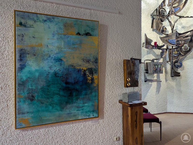 Gemälde und Skulptur bei der Kunstausstellung 