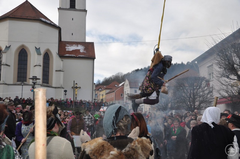 Hoch über den Köpfen der Besucher drehten die Schönberger Woidhexen ihre Kreise.