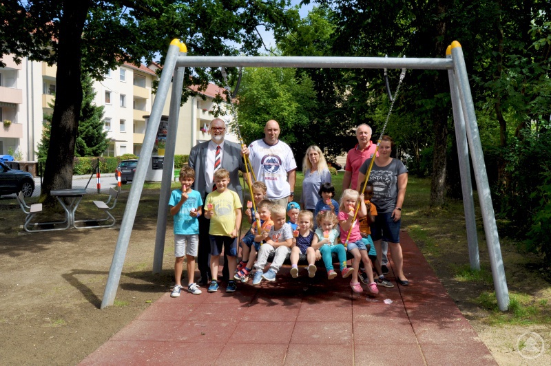 Oberbürgermeister Jürgen Dupper (1. hinten links) besichtigt gemeinsam mit Jürgen Hillebrand (2. hinten links), Günther Willmerdinger (2. hinten rechts) (beide Städt. Sportamt) und mit Kindern und Betreuerinnen des Kindergartens St. Peter den umgebauten Spielplatz