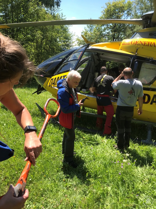 Patientin wird zum Hubschrauber transportiert.