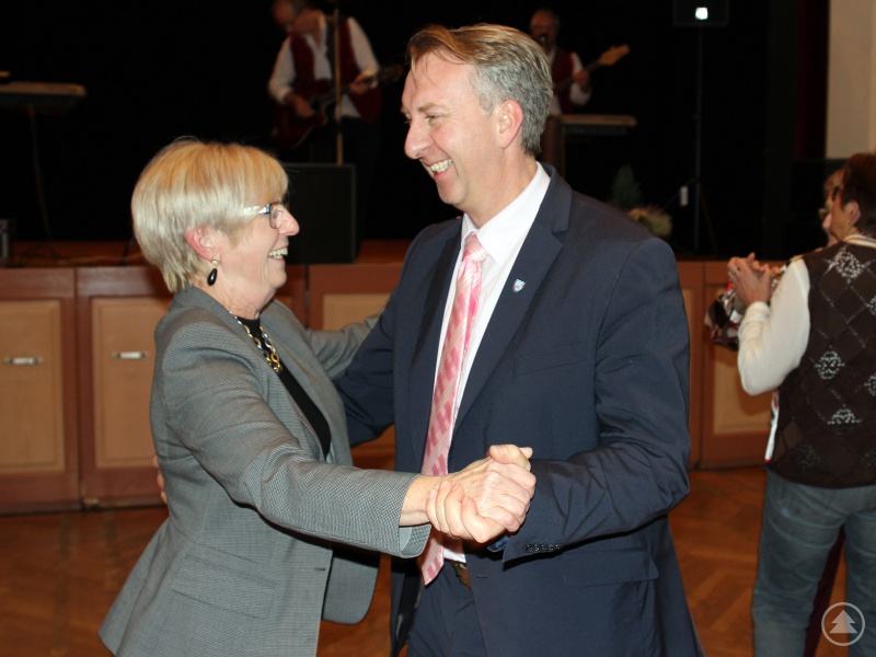 Auch Landrätin Rita Röhrl und ihr weiterer Stellvertreter Helmut Plenk schwenkten das Tanzbein.