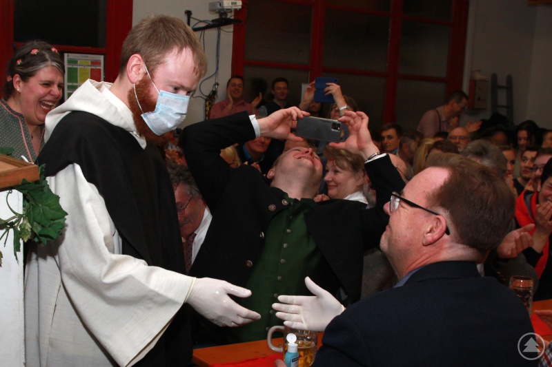 Normalerweise sollte ein Strafprediger kein Blatt vor den Mund nehmen und niemanden mit Samthandschuhen anfassen. Aber besondere Zeiten verlangten doch auch besondere Mittel. Von der Kanzel gab es dann aber die volle Packung.