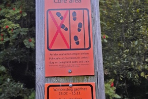 Im Kerngebiet muss jetzt auf den Wegen geblieben werden