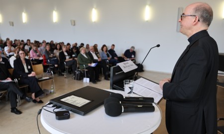Menschenw&uuml;rde und Fl&uuml;chtlingsschutz im Fokus des Fl&uuml;chtlingsgipfels
