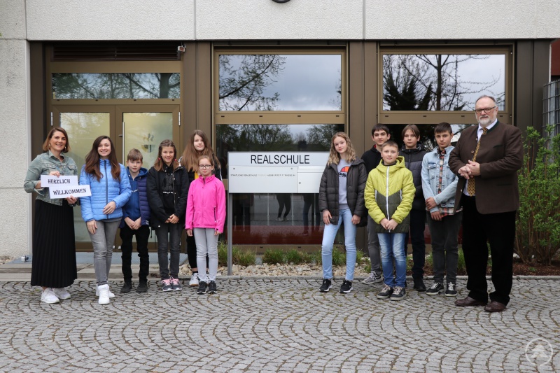 Oberbürgermeister Jürgen Dupper (rechts) und Schulleiterin Marion Katzbichler (links) heißen die Gastschüler aus der Ukraine herzlich an der Dreiflüsse-Realschule willkommen. Die ebenfalls geflüchtete Lehrerin Yuliia Malashchuk (2. von links) unterrichtet wie in ihrer Heimat Deutsch und Englisch.