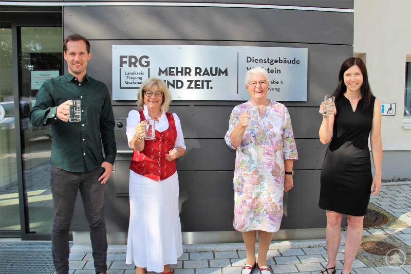 „Trinken nicht vergessen“ mit diesem Appell wenden sich (von links) Leiter der GesundheitsregionPlus René Kurtz, stellvertretende Landrätin Helga Weinberger, Seniorenbeauftragte Anna Mitterdorfer, Klimaschutzmanagerin Eva Brunner an die Landkreisbevölkerung.