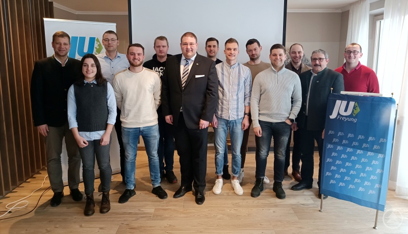 Vorstandschaft und Ehrengäste bei der Ortshauptversammlung der Jungen Union Freyung: (von links nach rechts) Bürgermeister Dr. Olaf Heinrich, Franziska Michl, 3. Bürgermeister Christoph Endl, Matthias Kerschbaum, Benedikt Attenbrunner, Stadt- und Kreisrat Christoph Weishäupl (Ortsvorsitzender), Andreas Weigerstorfer, Jonas Kellner, Rainer Jungwirth, David Rieger, Stadtrat Dr.-Ing. Sebastian Weber (stellv. Ortsvorsitzender), Stadtrat Otto Christoph (CSU-Ortsvorsitzender) und Ludwig König (stellv. Ortsvorsitzender).