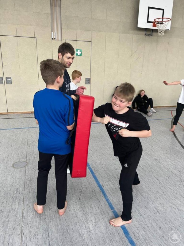 Viertklässler üben Selbstschutztechniken angeleitet von Paul Gruber