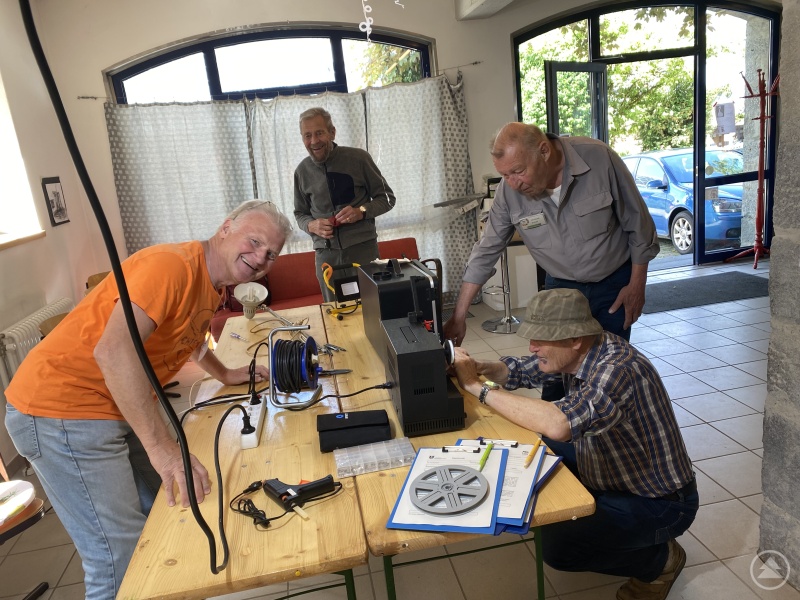 Einjähriges feiert das Reparaturcafé im Kunstraum Waldkirchen am kommenden Freitag (13.10.). Die Reparateure freuen sich auf neue knifflige Aufgaben und sind außerdem auf der Suche nach Verstärkung.