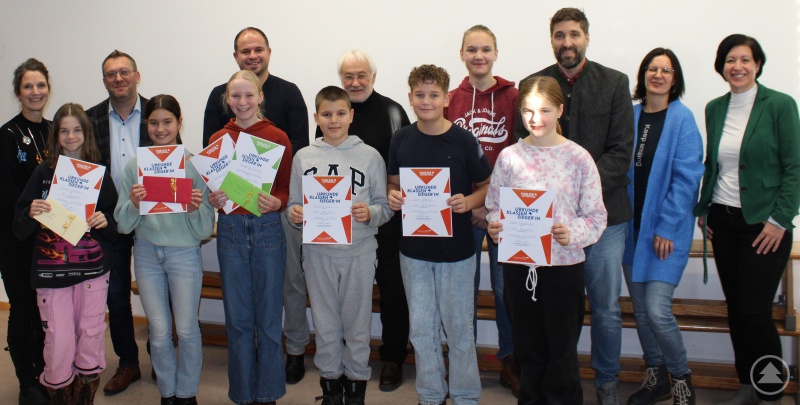 Die Siegerin des Vorlesewettbewerbs an der Realschule Grafenau, Veronika Stadler, überzeugte mit ihrer eindrucksvollen Darbietung die Jury (hintere Reihe von li.: Christiane Harant-Dankesreiter, Günther Nama, Daniel Reitberger, Karl-Heinz Reimeier, Jonas Zelzer, Ferdinand Klingelhöfer, Kerstin Schmöller, Verena Lohmann).
