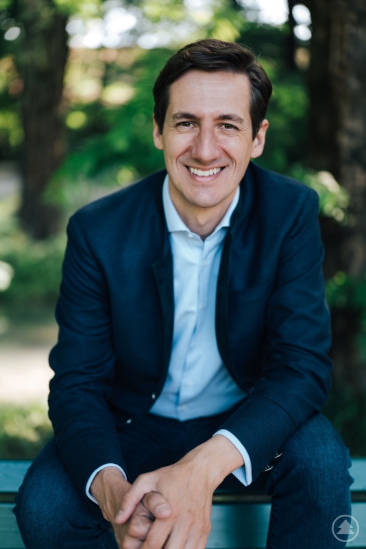 Schulen und KiTas im Landkreis Regen können sich über gut 3,4 Mio. Euro Zuschuss vom Freistaat freuen. Diese guten Nachrichten überbringt MdL Dr. Stefan Ebner.