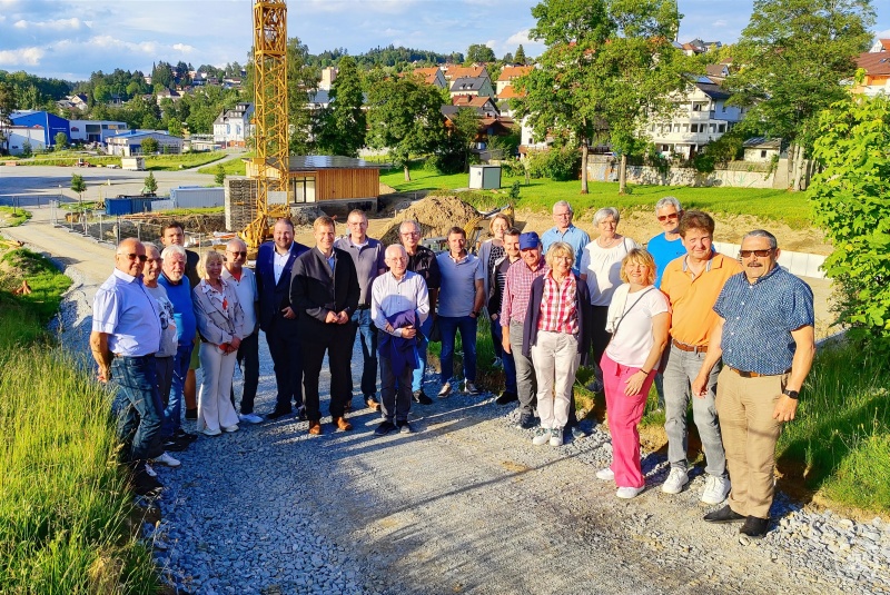 Hier entstehen attraktive Freizeitangebote für die gesamte Region: Mitglieder der CSU-Ortsverbände Freyung, Kreuzberg und Hinterschmiding um Ortsvorsitzenden Otto Christoph und Bürgermeister Dr. Olaf Heinrich besichtigen die Baustellen des Naturbades und der Saunaoase.