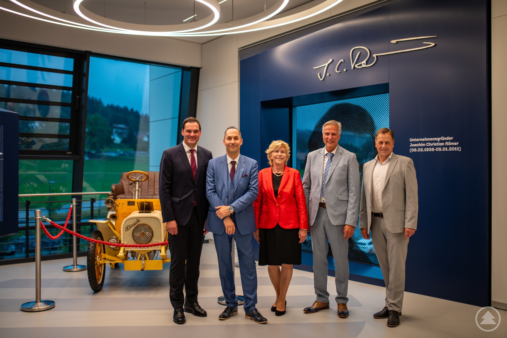 Ein starkes Bekenntnis. Landrat Sebastian Gruber und der Grafenauer Bürgermeister Alexander Mayer würdigten in ihren Reden das Vertrauen von AVS Römer in die Region und die Menschen. (v. l.: Sebastian Gruber, Christoph Cegla, Gabriela Römer, Peter Podhorodeski und Alexander Mayer).