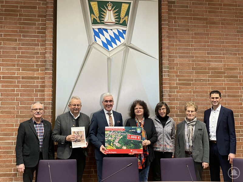 Altbürgermeister Heinrich Stenzel, Landrat Josef Laumer, Vorstandsvorsitzender Walter Strohmaier, Elisabeth Vogl (1. Vorsitzende), Gertrud Graf (Kassiererin), Franz Tosch (ehemaliger 1. Vorsitzender und 28 Jahre verantwortlich für das Mitterfelser Magazin) und Bürgermeister Andreas Liebl (von links) bei der Spendenübergabe im Landratsamt.