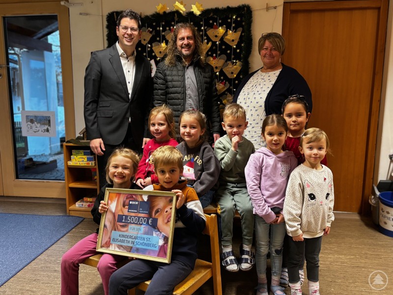 Da gab es strahlende Gesichter. Bürgermeister Martin Pichler (l.) und Kindergartenleiterin Dani Luksch (r.) freuten sich zusammen mit den Kindern über den Besuch vom Heiligen Nikolaus mit seinen Gaben – hier in Stellvertretung durch Dr. Bernd Köck.