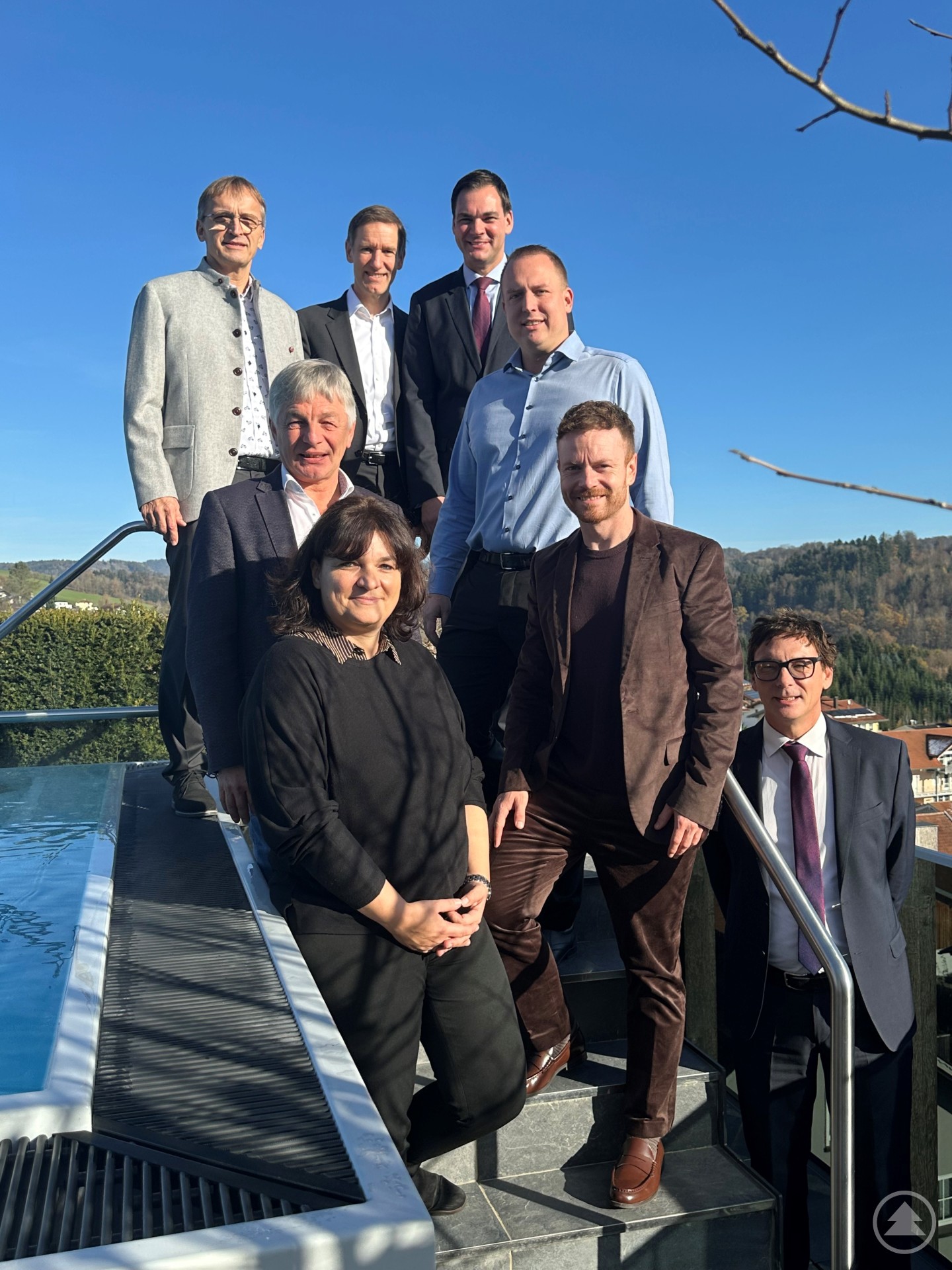 Begeistert zeigte sich die Delegation um Regierungspräsident Rainer Haselbeck und Landrat Sebastian Gruber vom Besuch im 5-Sterne-Wellnesshotel Jagdhof. Hier bei der Besichtigung der „luxury-pool-suite“. Vordere Reihe v. l. n. r.: Manuela Königbauer (Regierung von Niederbayern), Johannes Gastinger (Wirtschaftsreferent), Stefan Schuster (Regionalmanager) Mittlere Reihe v. l. n. r.: Leo Meier (Bürgermeister Markt Röhrnbach), Michael Ritzinger (Geschäftsführer) Hintere Reihe v. l. n. r.: Josef Ritzinger (Geschäftsführer), Regierungspräsident Rainer Haselbeck, Landrat Sebastian Gruber