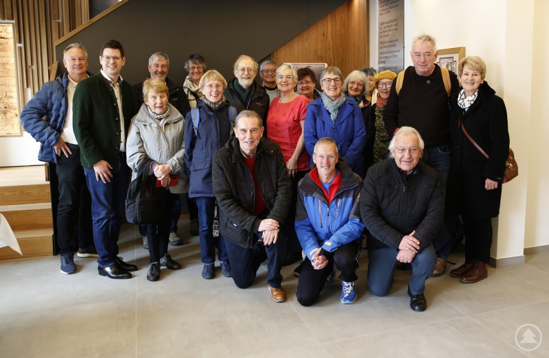 Eine Pilgergruppe aus England und anderen Teilen der Welt wollte an den Tagen des April, wenn auch um 80 Jahre zeitversetzt, den letzten Wegen und Gedanken Bonhoeffers auch in Schönberg nachspüren. Foto: Markt Schönberg Eine Pilgergruppe aus England und anderen Teilen der Welt wollte an den Tagen des April, wenn auch um 80 Jahre zeitversetzt, den letzten Wegen und Gedanken Bonhoeffers auch in Schönberg nachspüren. Foto: Markt Schönberg