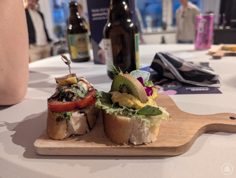 Frühlingsgefühle auf dem Brotzeitbrettchen: Beim Netzwerk-Event in der Klangwelt genoss auch das Auge mit. Veganes und vegetarisches Catering beim Networking-Event in der Musikschule Klangwelt in Deggendorf