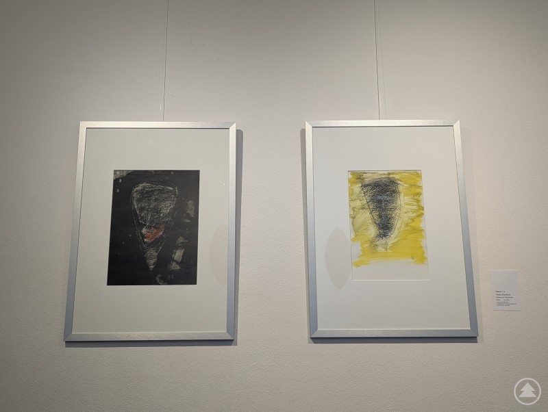Zwei Gemälde bei der Spuren und Zeichen Kunstausstellung in Deggendorf