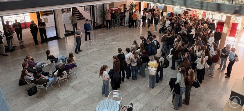Ein Nachmittag voller Ideen: Engagierte Referentinnen und Referenten zeigten beim Berufsinfotag des Regionalmanagements welche Wege nach dem Abitur offenstehen. Zahlreiche Jugendliche versammeln sich in der Aula einer Schule und verfolgen eine Begrüßung im Rahmen des Berufsinfotags.