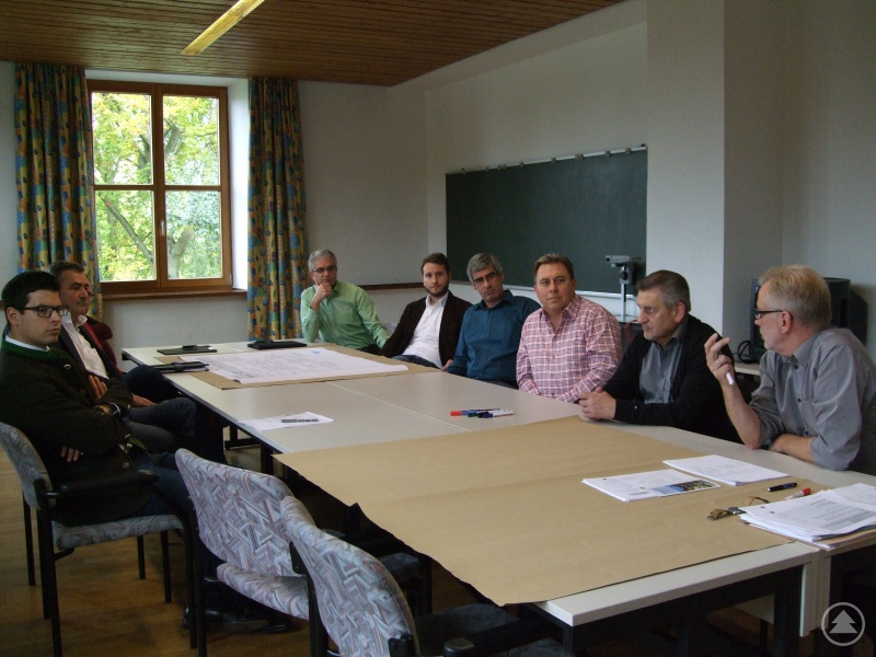 Auch die Geschäftsleiter der ILE Gemeinden diskutierten mit den Beiden federführenden Bürgermeistern, Martin Pichler (Schönberg) und Josef Kern (Innernzell) die bisherigen Projekte der interkommunalen Zusammenarbeit und gaben sich neue Ziele vor.