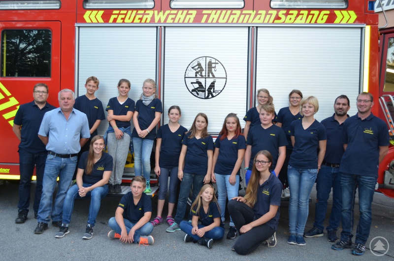 Stolz präsentieren sich die Jungwehrler mit ihren T-Shirts. Vorstand Jürgen Kraus (v.l.) dankte dafür Josef Donaubauer während 2. Vorstand Stefan Braumandl und 2. Komman-dant Michael Bürgermeister gratulierten. Auch Jugendwartin Kerstin Klessinger (vorne links sitzend) und Betreuerin Jasmin Steininger (vorne rechts) freuen sich mit ihren Schützlingen.