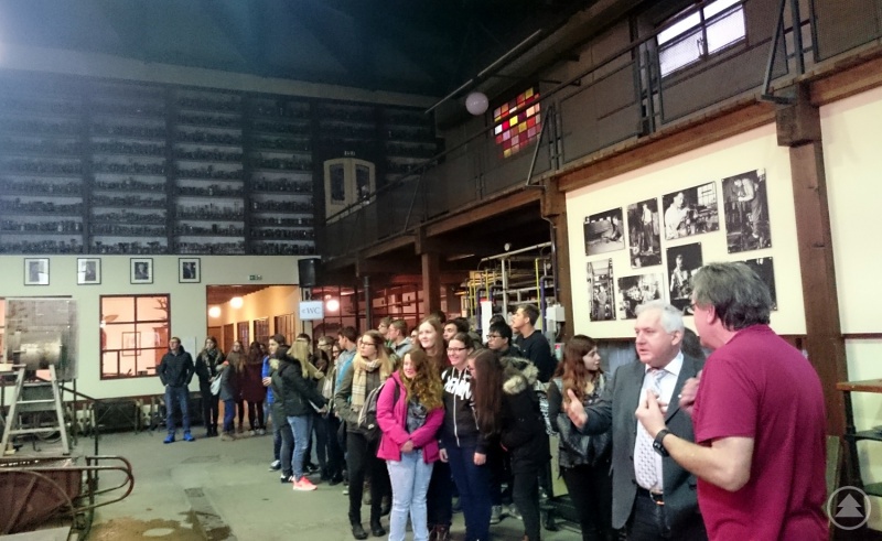 Die traditionsreiche Glasmanufaktur Freiherr von Poschinger beeindruckte nicht nur die Schüler, sondern auch ARBERLAND REGio-Geschäftsführer Herbert Unnasch (vorne rechts).