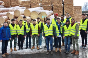 Junge Geflüchtete klopfen auf Holz