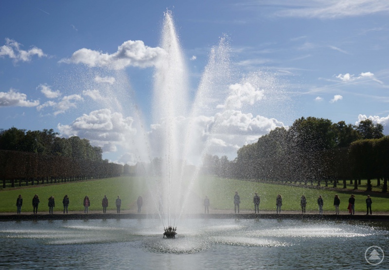 Die Schülerinnen und Schüler im Park bei Schloss Champs